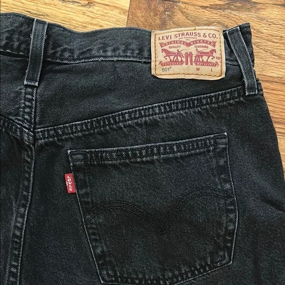 Levi's Black High-Waisted Jean Shorts with Distressed Hem - Picture 5 of 6